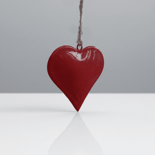 Diesen Herzhänger aus Enamel Lack gibt es 2 verschiedenen Größen. 
Maße: klein 5 x 5 cm (ohne Hänger) - groß 10 x 2 10 cm (ohne Hänger) - Farbe: rot - Material: Metall - 
Lieferumfang: 1 Hänger in der ausgesuchten Größe
