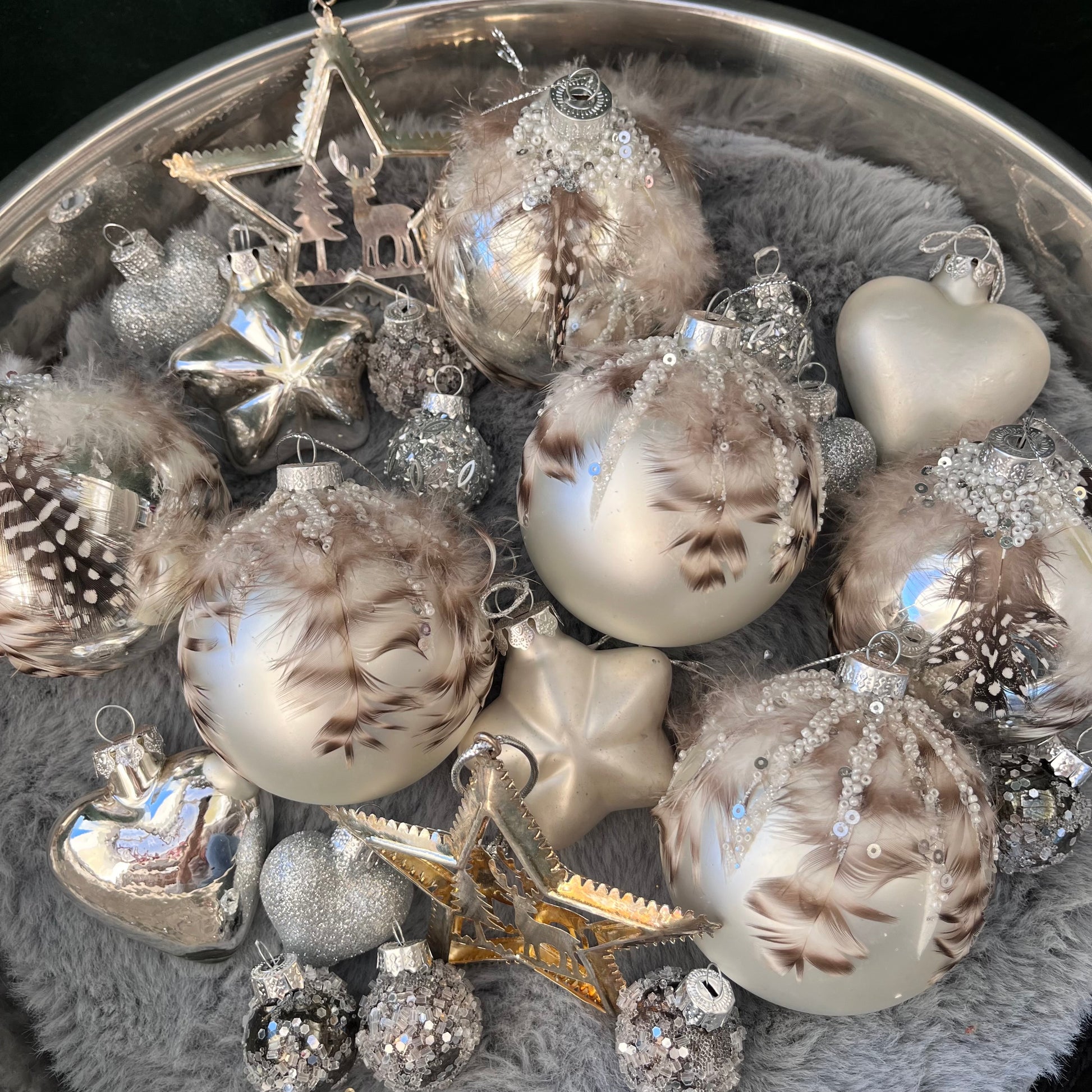Dieses ausgewählte Set an Weihnachtskugeln ist ein wahres Unikat!
Es besteht aus 22 funkelnden Glaskugeln und 2 Metallsternen. Die Besonderheit: In dieser Kombination ist es nur einmal erhältlich.
Der ursprüngliche Verkaufspreis im Ladengeschäft liegt bei 77,80€.
Maße: verschiedene Größen
Farben: Silber, Creme, Braun
Material: Glas
Lieferumfang: 20 Christbaumkugeln in verschiedenen Größen u. 2 Metallsternen