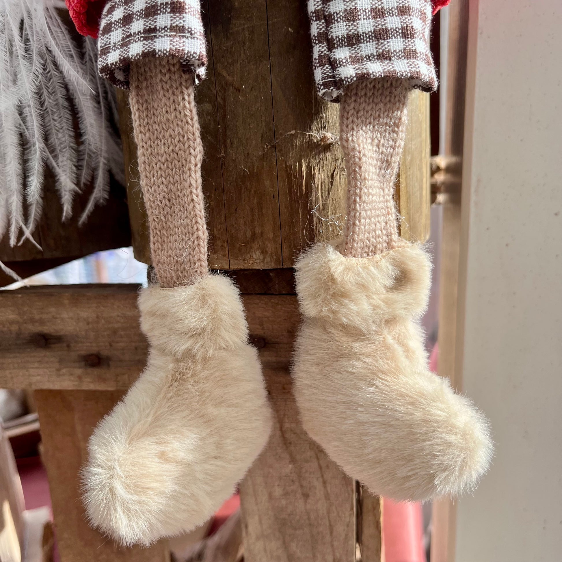 Kantenhocker Hase mit roter Hose und kariertem Hemd. Seine Arme können in alle Richtungen gebogen werden. Dadurch kann er ständig ein neues Aussehen annehmen. Frech sieht er aus, wenn auf einem Hocker sitzt, oder seine Beine einfach irgendwo hinunter baumeln lässt. Höhe: ca. 55 cm (ca 35 cm sitzend + ca 20 cm Füße) 
Gewicht: ca. 480 g - Material: Fell, Stoff, Strick, Kunststoff - Farbe: hellbraun, grün, schwarz, weiß, rosa - 
Lieferumfang: 1 Hase (ohne Hocker)