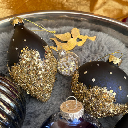 Dieses ausgewählte Set an Weihnachtskugeln ist ein wahres Unikat!
Es besteht aus 14 funkelnden Glaskugeln. Die Besonderheit: In dieser Kombination ist es nur einmal erhältlich.
Der ursprüngliche Verkaufspreis im Ladengeschäft liegt bei 75,50€.
Maße: verschiedene Größen
Farben: Gold, Blau
Material: Glas
Lieferumfang: 14 Christbaumkugeln in verschiedenen Größen