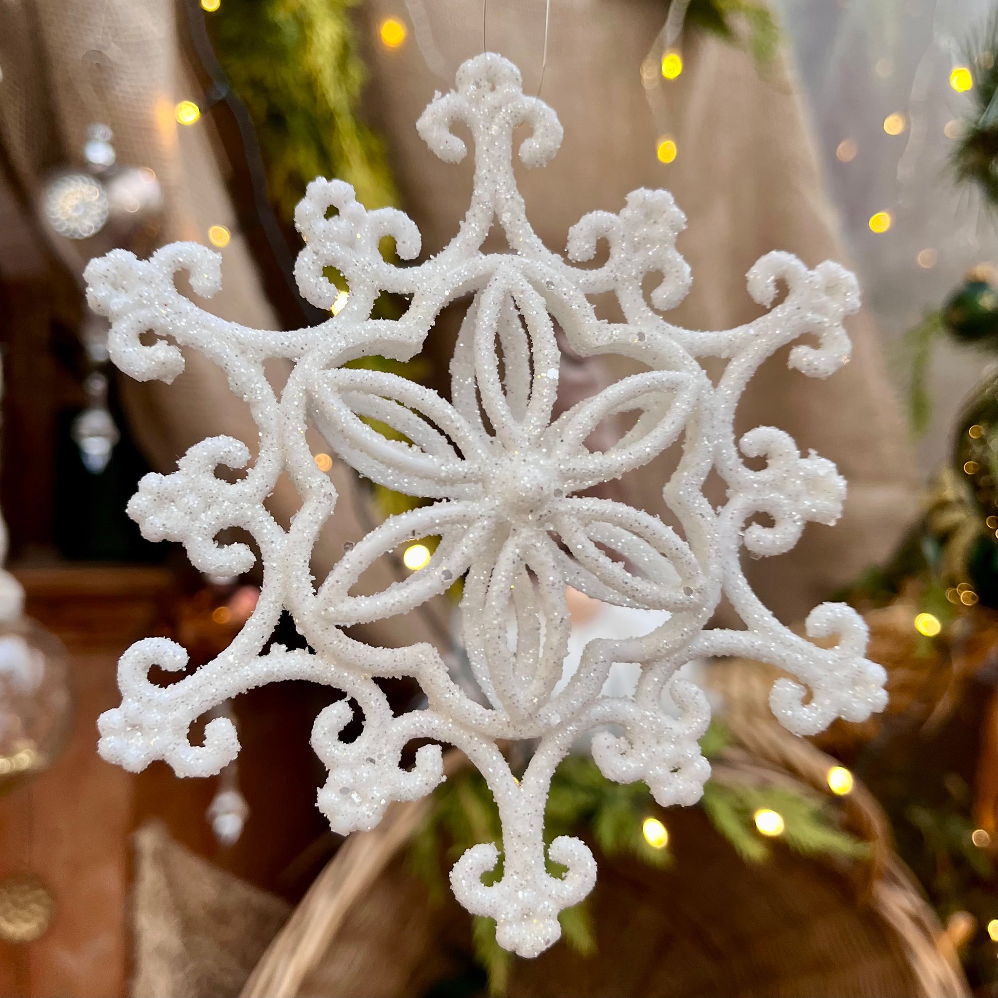 Schneeflocke zum Hängen in Weiß mit einem Durchmesser von 12,5 cm - Material Kunststoff