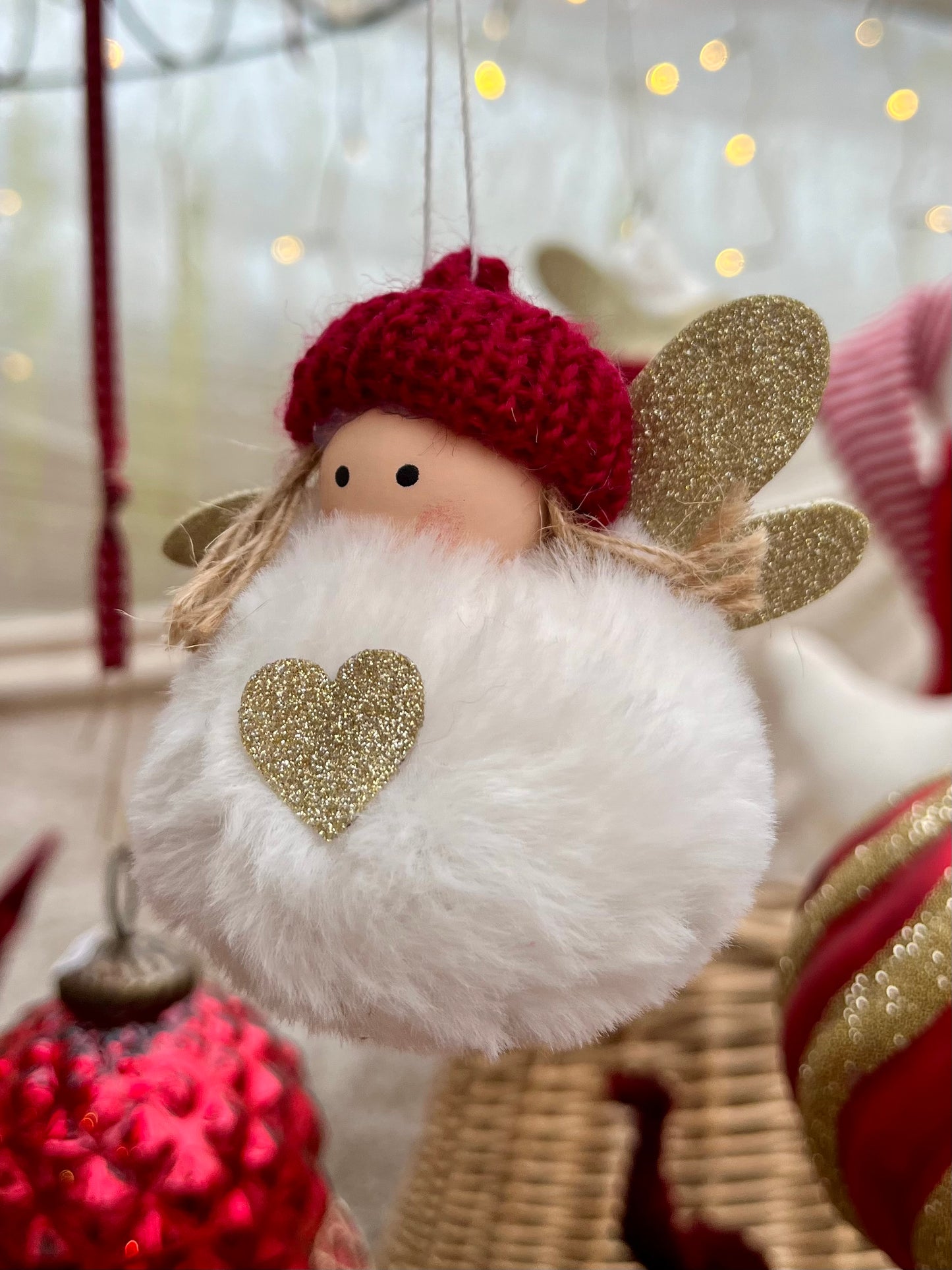 Dieser knuffige Plüschengel bringt Freude in jedes Zuhause und zaubert einem ein Lächeln ins Gesicht. Die süße Strickmütze und funkelnden Glitzerflügel verleihen dem Engel einen originellen Look.
Maße: H ca. 7,5 cm
Material: Plüsch, Strick
Farben: rot, weiß, gold
Lieferumfang: 1 Fellengel in der ausgesuchten Variante