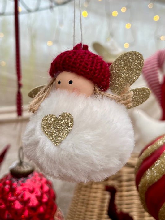 Dieser knuffige Plüschengel bringt Freude in jedes Zuhause und zaubert einem ein Lächeln ins Gesicht, sobald man ihn erblickt. Die dicke Strickmütze und funkelnden Glitzerflügel verleihen dem Engel einen originellen Look.
Maße: H ca. 7,5 cm
Material: Plüsch, Strick
Farben: rot, weiß, gold
Lieferumfang: 1 Fellengel in der ausgesuchten Variante
