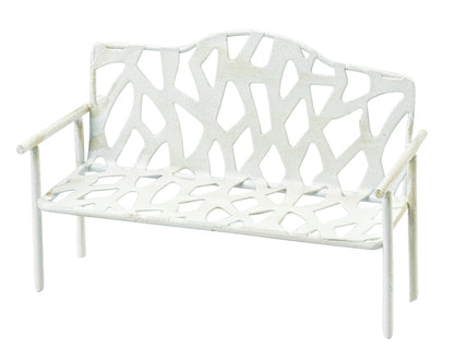 Die weiße Gartenbank aus Metall ist ein passenden Zubehör für die Wichteltür