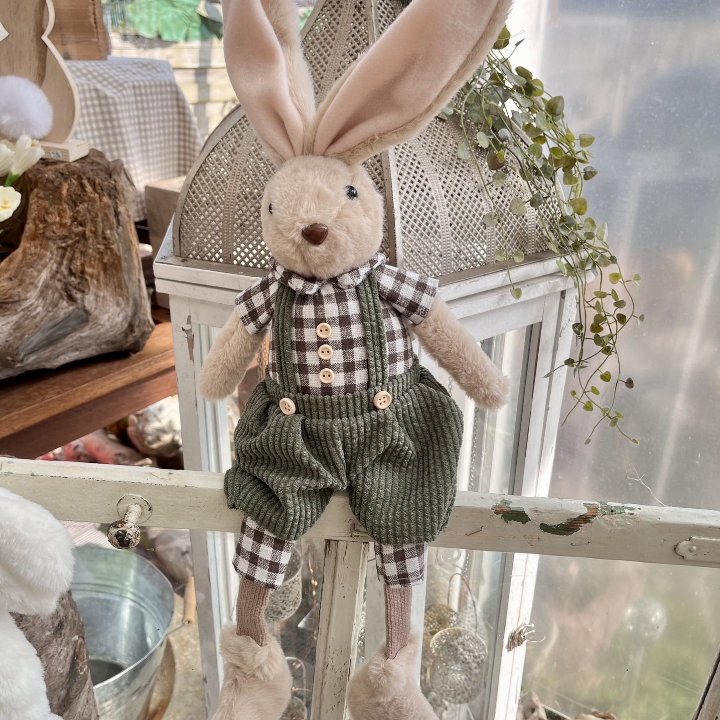 Kantenhocker Hase mit grüner Hose und kariertem Hemd. Seine Arme können in alle Richtungen gebogen werden. Dadurch kann er ständig ein neues Aussehen annehmen. Frech sieht er aus, wenn auf einem Hocker sitzt, oder seine Beine einfach irgendwo hinunter baumeln lässt. Höhe: ca. 55 cm (ca 35 cm sitzend + ca 20 cm Füße) 
Gewicht: ca. 480 g - Material: Fell, Stoff, Strick, Kunststoff - Farbe: hellbraun, grün, schwarz, weiß, rosa - 
Lieferumfang: 1 Hase (ohne Hocker)