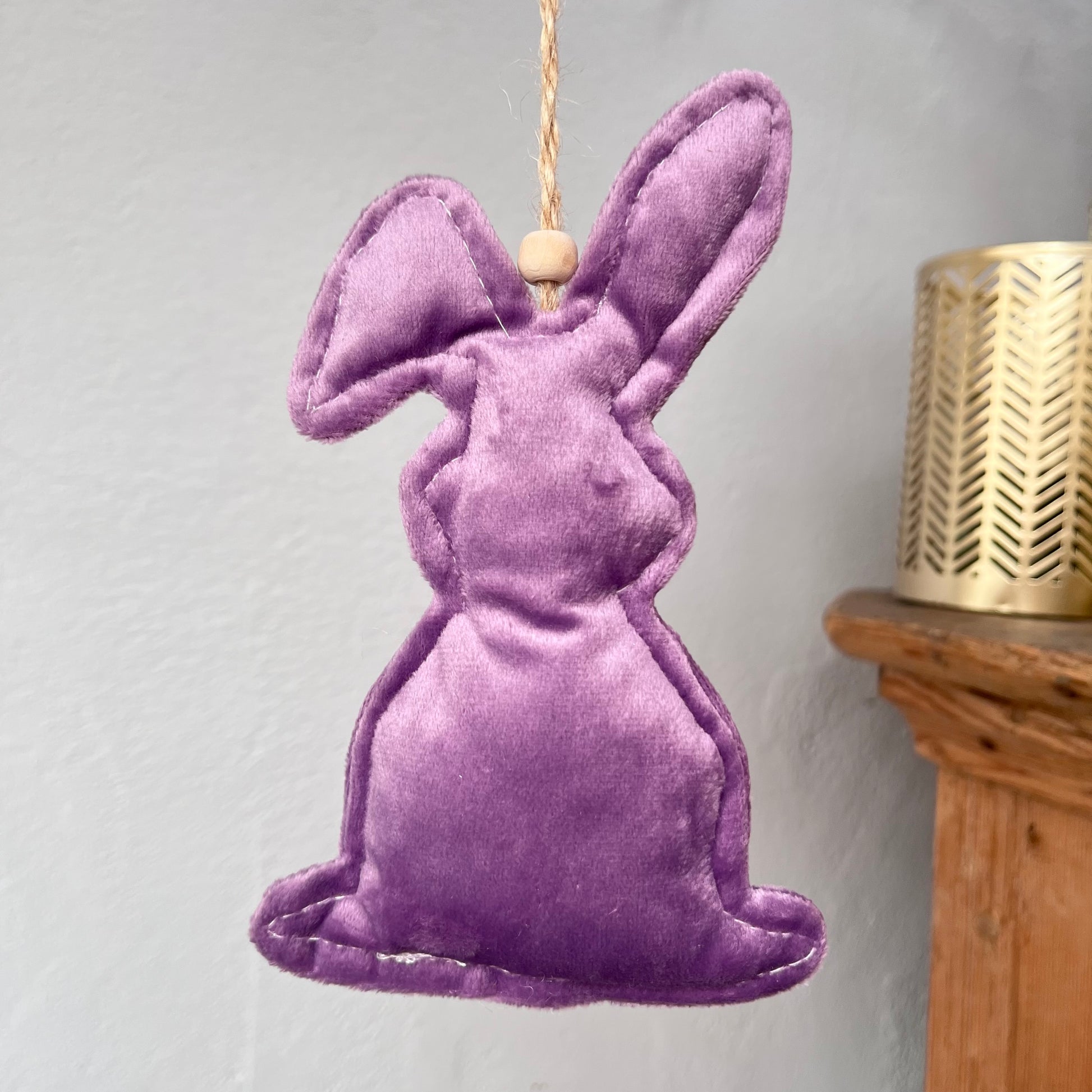 Hase aus Samt zum Hängen in lila - niedlicher Osterhase mit lustigem weißen Bommel
Maße: H 17 cm x B 10,0 cm + Hänger
Material: Samt
Farbe: lila Hase mit weißem Bommel