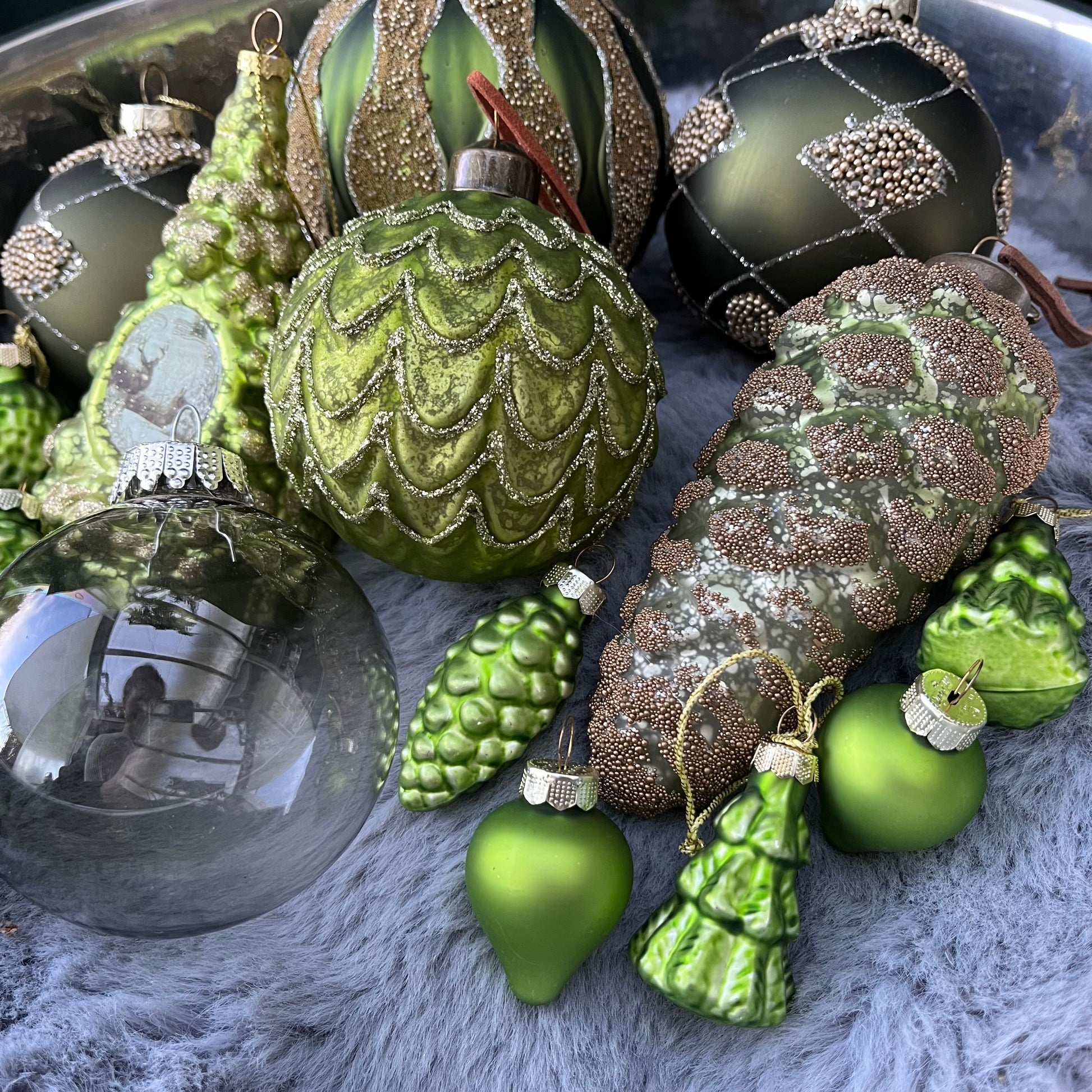 Dieses ausgewählte Set an Weihnachtskugeln ist ein wahres Unikat!
Es besteht aus 14&nbsp;funkelnden Glaskugeln. Die Besonderheit: In dieser Kombination ist es nur einmal erhältlich.
Der ursprüngliche Verkaufspreis im Ladengeschäft liegt bei 59,60€.
Maße: verschiedene Größen
Farben: verschiedene Grüntöne, Gold
Material: Glas
Lieferumfang: 14 Christbaumkugeln in verschiedenen Größen