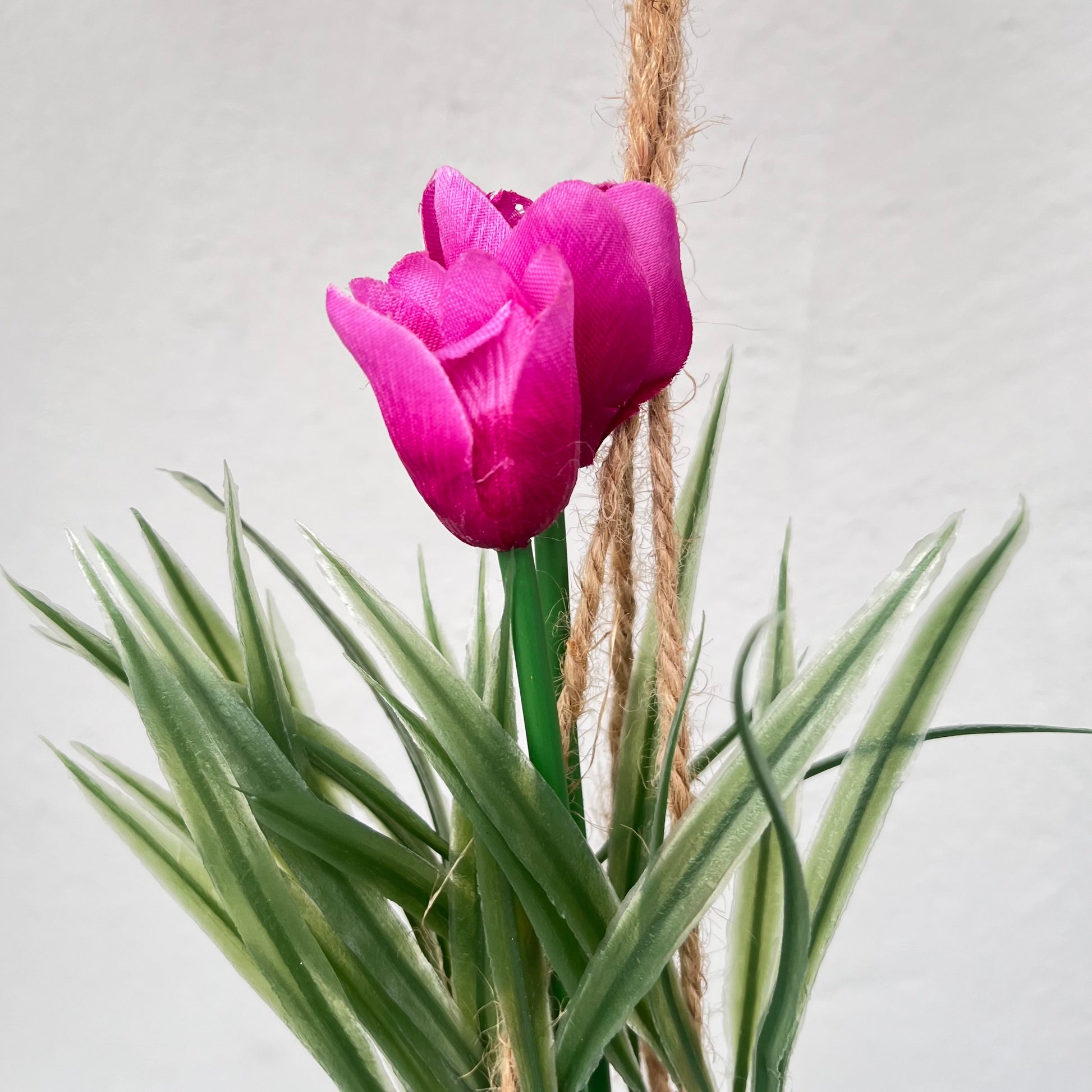 Hängerchen - Dekoration - Blume - Tulpe - Kunstblume - Frühjahr - Frühlingsdekoration
Maße: L 10 cm x B 20 cm x H 40 cm
Material: Kunststoff, Sisal
Farben: pink, grün