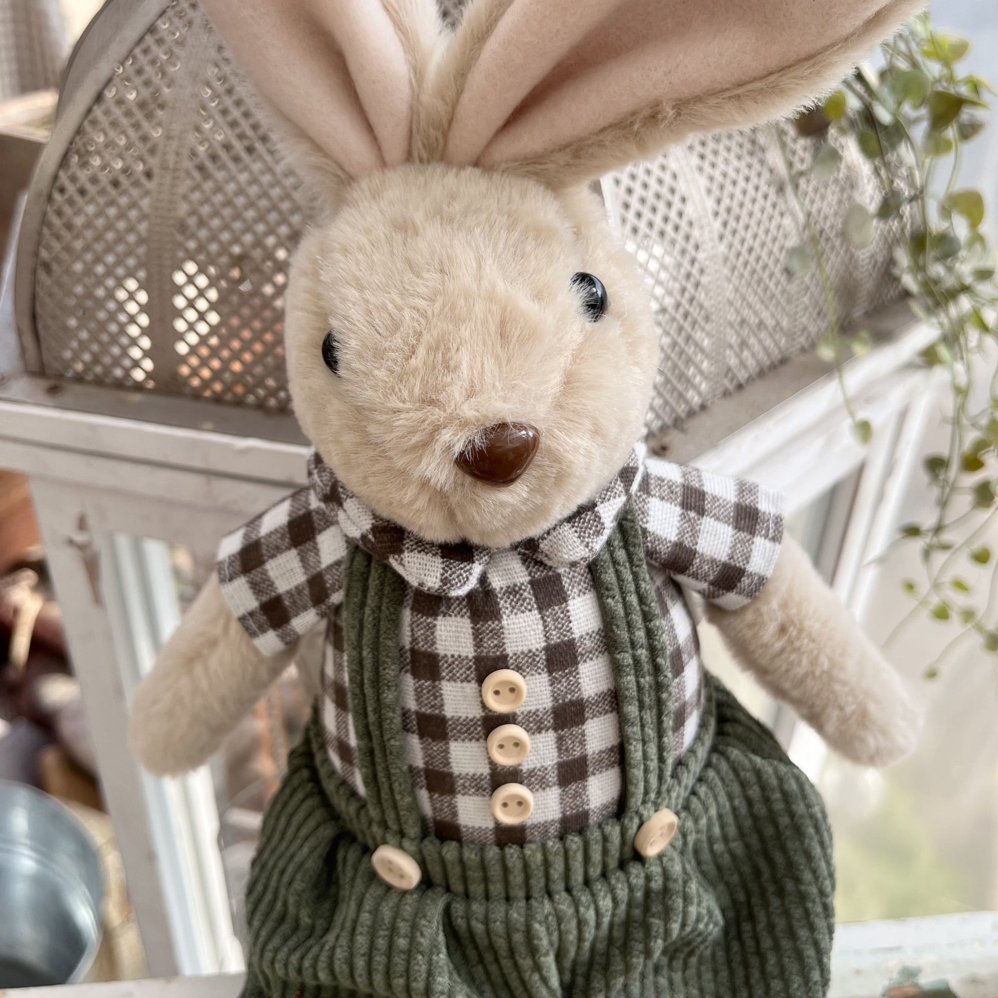 Kantenhocker Hase mit grüner Hose und kariertem Hemd. Seine Arme können in alle Richtungen gebogen werden. Dadurch kann er ständig ein neues Aussehen annehmen. Frech sieht er aus, wenn auf einem Hocker sitzt, oder seine Beine einfach irgendwo hinunter baumeln lässt. Höhe: ca. 55 cm (ca 35 cm sitzend + ca 20 cm Füße) 
Gewicht: ca. 480 g - Material: Fell, Stoff, Strick, Kunststoff - Farbe: hellbraun, grün, schwarz, weiß, rosa - 
Lieferumfang: 1 Hase (ohne Hocker)