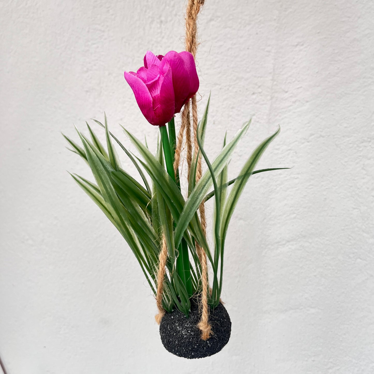 Hängerchen - Dekoration - Blume - Tulpe - Kunstblume - Frühjahr - Frühlingsdekoration
Maße: L 10 cm x B 20 cm x H 40 cm
Material: Kunststoff, Sisal
Farben: pink, grün