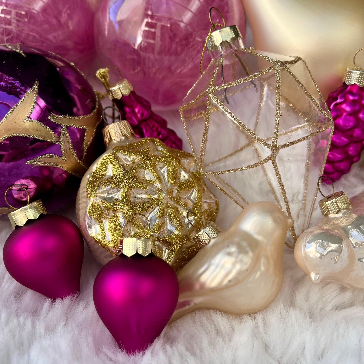 Dieses ausgewählte Set an Weihnachtskugeln ist ein wahres Unikat!
Es besteht aus 17 funkelnden Teilen in verschiedenen Formen und Variationen. Die Besonderheit: In dieser Kombination ist es nur einmal erhältlich. 
Der ursprüngliche Verkaufspreis im Ladengeschäft liegt bei 74,30€.
Maße: verschiedene Größen
Farben: Rosa, Pink, Gold, Creme
Material: Glas
Lieferumfang: 17 Christbaumkugeln in verschiedenen Größen