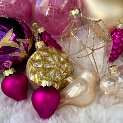 Dieses ausgewählte Set an Weihnachtskugeln ist ein wahres Unikat!
Es besteht aus 17 funkelnden Teilen in verschiedenen Formen und Variationen. Die Besonderheit: In dieser Kombination ist es nur einmal erhältlich. 
Der ursprüngliche Verkaufspreis im Ladengeschäft liegt bei 74,30€.
Maße: verschiedene Größen
Farben: Rosa, Pink, Gold, Creme
Material: Glas
Lieferumfang: 17 Christbaumkugeln in verschiedenen Größen
