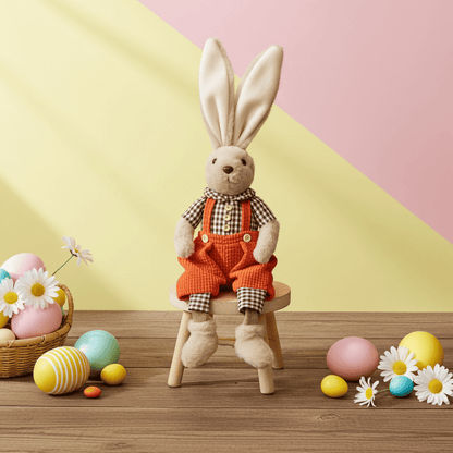 Kantenhocker Hase mit roter Hose und kariertem Hemd. Seine Arme können in alle Richtungen gebogen werden. Dadurch kann er ständig ein neues Aussehen annehmen. Frech sieht er aus, wenn auf einem Hocker sitzt, oder seine Beine einfach irgendwo hinunter baumeln lässt. Höhe: ca. 55 cm (ca 35 cm sitzend + ca 20 cm Füße) 
Gewicht: ca. 480 g - Material: Fell, Stoff, Strick, Kunststoff - Farbe: hellbraun, grün, schwarz, weiß, rosa - 
Lieferumfang: 1 Hase (ohne Hocker)