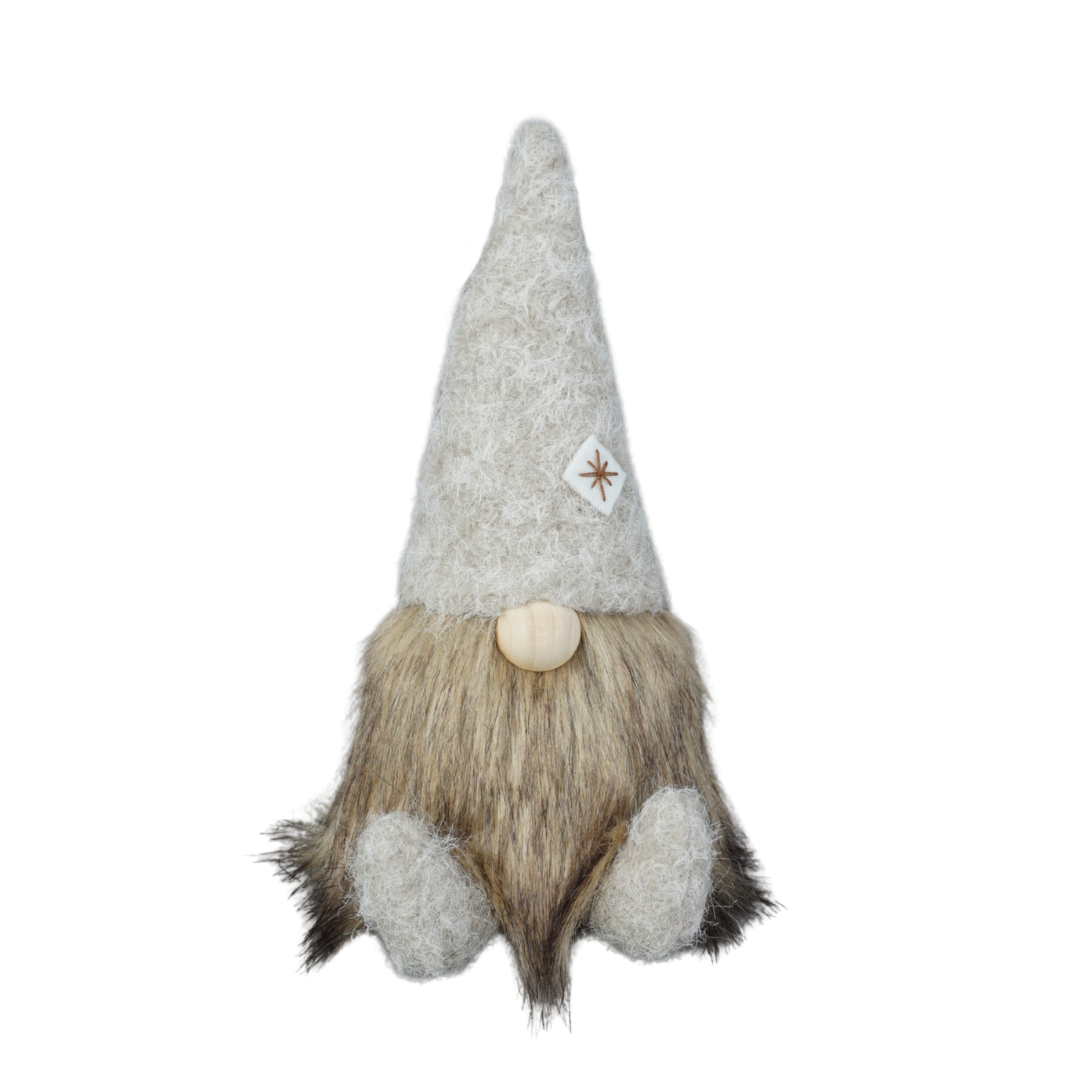 Wichtel Santa sitzend mit Holznase in 2 Größen. In Kombination bilden die beiden Wichtel das perfekte Paar.
Höhe klein: ca. 17 cm / Höhe groß: ca. 22 cm. Applikationen: Filz Stern auf der Mütze. Material: Filz, Holz, Fell
Farben: braun
Lieferumfang: 1 Wichtel in der ausgesuchten Größe