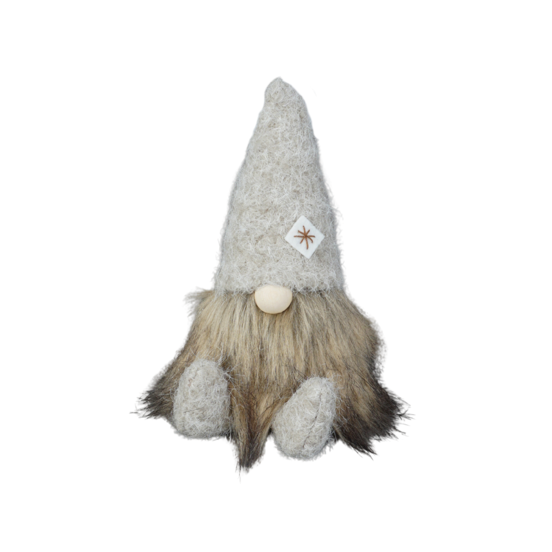 Wichtel Santa sitzend mit Holznase in 2 Größen. In Kombination bilden die beiden Wichtel das perfekte Paar.
Höhe klein: ca. 17 cm / Höhe groß: ca. 22 cm. Applikationen: Filz Stern auf der Mütze. Material: Filz, Holz, Fell
Farben: braun
Lieferumfang: 1 Wichtel in der ausgesuchten Größe