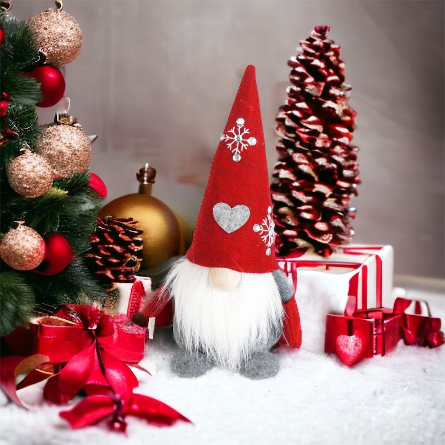 Wichtel - Santa sitzend mit Herz auf der Mütze, sowie gestickter Schneeflocke mit Strasssteinen. Der Wichtel besteht aus einem strapazierfähigen Filz mit einer Holznase . Höhe: ca. 23 cm - 
Gewicht: ca. 200 g - Applikationen: Gestickte Schneeflocke mit Strasssteinen - Material: Filz, Holz, Strasssteine - Farben: rot, weiß, grau