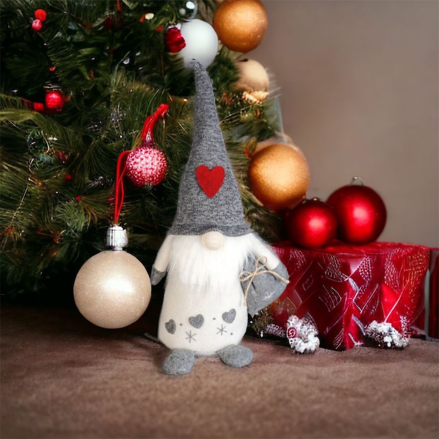 Wichtel Santa mit Geschenkesack und Holznase in 2 Größen - In Kombination bilden die beiden Wichtel das perfekte Paar. Höhe klein: 15,5 cm / Höhe groß: 20,5 cm - Applikationen: Filz Herz - Material: Filz, Holz, Stoff - Farben: grau, weiß