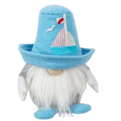 Wichtel Matrose / Seemann - 
Der Wichtel besteht aus einem strapazierfähigen Filz und einer Holznase. Seine Mütze ist mit einem Segelboot verziert. Höhe: ca. 23 cm - Gewicht: ca. 320 g - Material: Filz, Holz - Farbe: hellblau, weiß, grau, schwarz