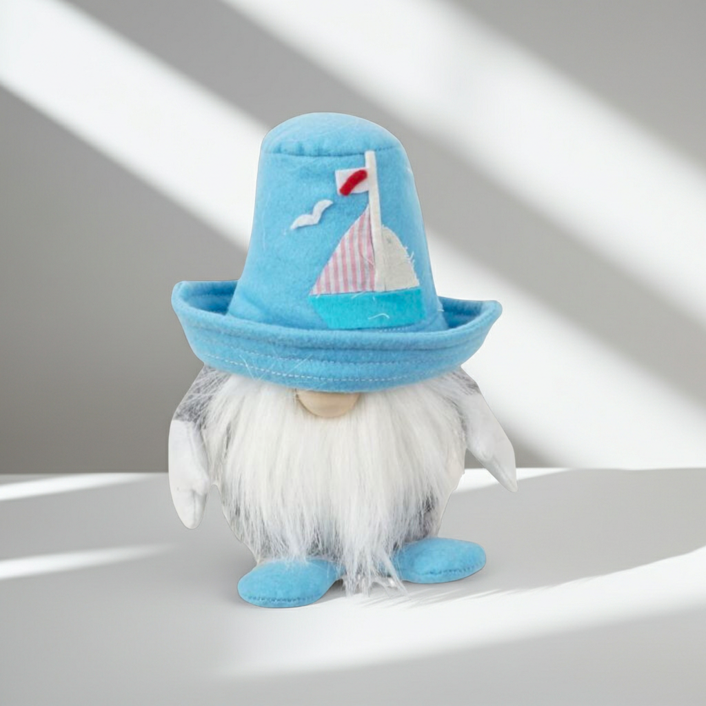 Wichtel Matrose / Seemann - 
Der Wichtel besteht aus einem strapazierfähigen Filz und einer Holznase. Seine Mütze ist mit einem Segelboot verziert. Höhe: ca. 23 cm - Gewicht: ca. 320 g - Material: Filz, Holz - Farbe: hellblau, weiß, grau, schwarz
