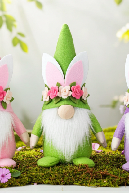 Wichtel Osterhase in 3 Farben erhältlich - In Kombination bilden die drei Wichtel das perfekte Trio zu Ostern. Höhe:20cm - Gewicht: 225 g - Applikationen: Filz Blumen, Hasenohren - Material: Filz, Holz, Stoff - Farben: grün, rosa, lila, weiß