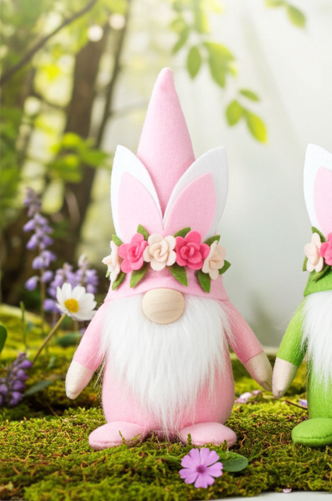 Wichtel Osterhase in 3 Farben erhältlich - In Kombination bilden die drei Wichtel das perfekte Trio zu Ostern. Höhe:20cm - Gewicht: 225 g - Applikationen: Filz Blumen, Hasenohren - Material: Filz, Holz, Stoff - Farben: grün, rosa, lila, weiß