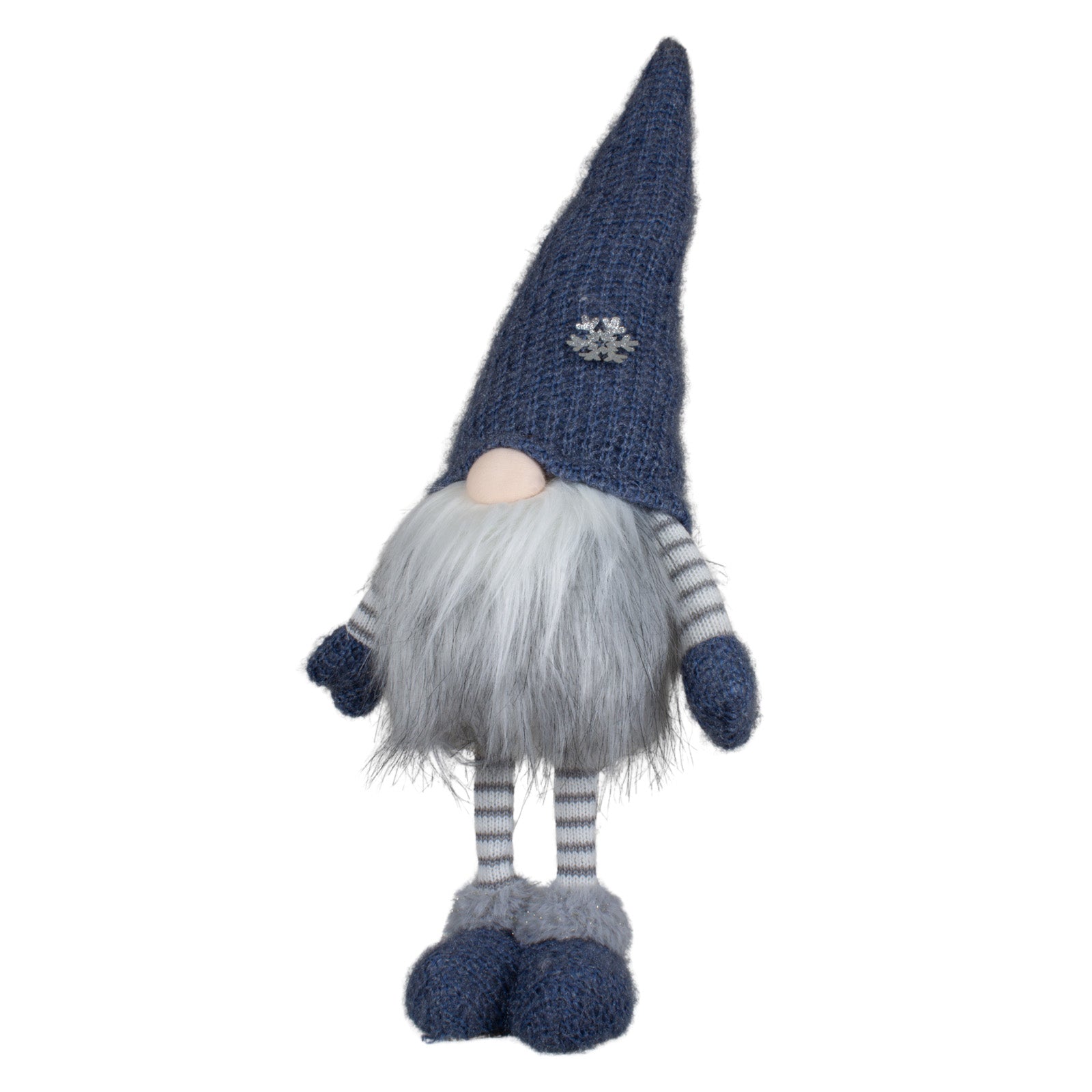 Stehender Wichtel mit einer blauen Strickmütze, sowie blauen Handschuhen und Schuhen. Die Schuhe haben einen grauen Fellbesatz mit Silbersträhnen. Im weißen Fellbart sind dezente dunkle Strähnen eingearbeitet. Dadurch bekommt er eine außergewöhnliche Erscheinung. 
Höhe: ca. 48 cm - Material: Stoff, Strick, Fell, Metall - Farben: blau, weiß, grau, silber