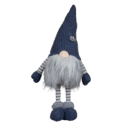 Stehender Wichtel mit einer blauen Strickmütze, sowie blauen Handschuhen und Schuhen. Die Schuhe haben einen grauen Fellbesatz mit Silbersträhnen. Im weißen Fellbart sind dezente dunkle Strähnen eingearbeitet. Dadurch bekommt er eine außergewöhnliche Erscheinung. 
Höhe: ca. 48 cm - Material: Stoff, Strick, Fell, Metall - Farben: blau, weiß, grau, silber