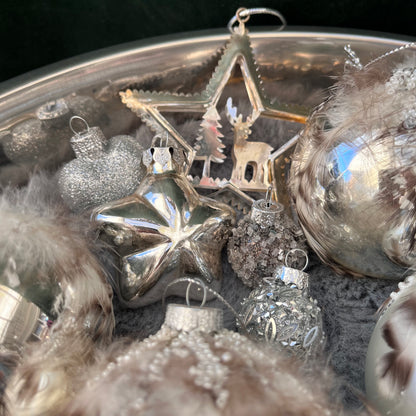 Dieses ausgewählte Set an Weihnachtskugeln ist ein wahres Unikat!
Es besteht aus 22 funkelnden Glaskugeln und 2 Metallsternen. Die Besonderheit: In dieser Kombination ist es nur einmal erhältlich.
Der ursprüngliche Verkaufspreis im Ladengeschäft liegt bei 77,80€.
Maße: verschiedene Größen
Farben: Silber, Creme, Braun
Material: Glas
Lieferumfang: 20 Christbaumkugeln in verschiedenen Größen u. 2 Metallsternen