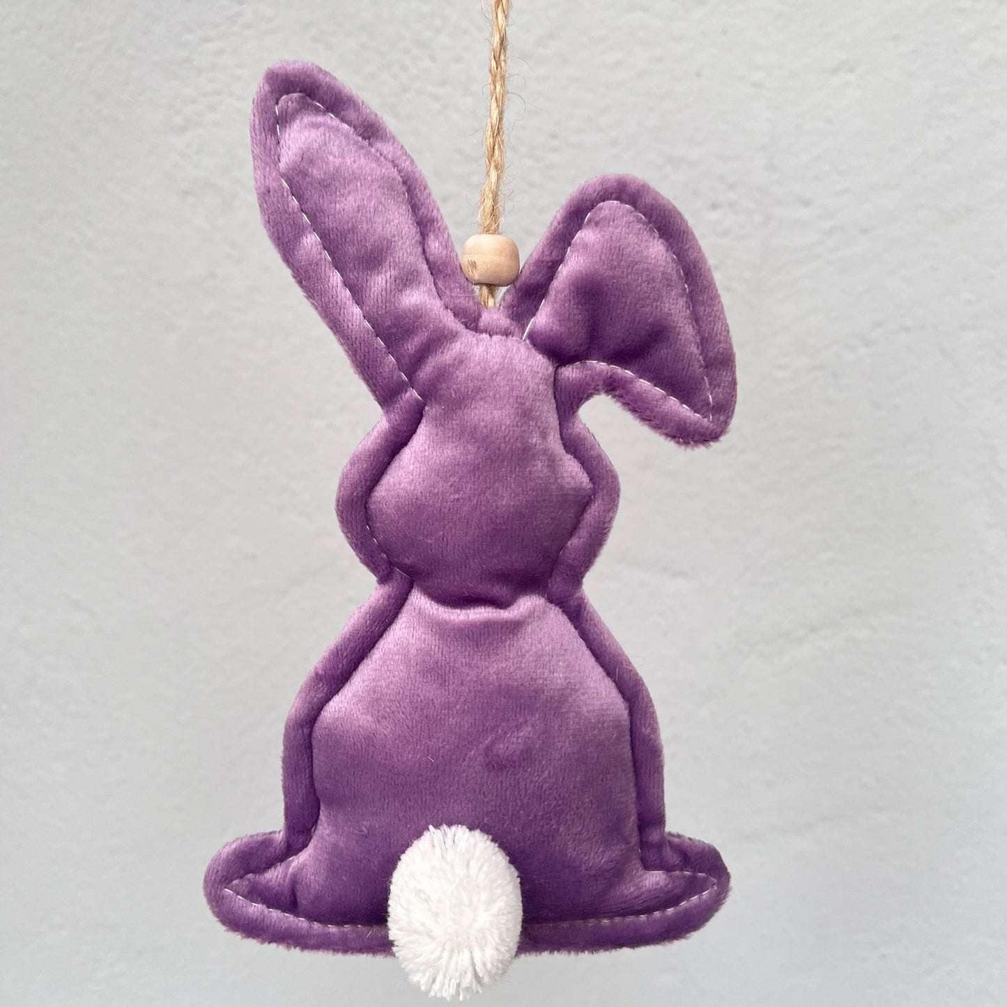 Hase aus Samt zum Hängen in lila - niedlicher Osterhase mit lustigem weißen Bommel
Maße: H 17 cm x B 10,0 cm + Hänger
Material: Samt
Farbe: lila Hase mit weißem Bommel