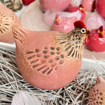 Die Hühner aus Steingut sind in 2 Größen erhältlich. Der Farbverlauf ist wechselnd zwischen Pink und Rosa. Sehr schöne Deko fürs ganze Jahr.
Maße: 
groß: ca. 11 x 11 x 10&nbsp; cm
klein: ca. 5 x 5 x 5 cm
Farben: pink, rosa, natur
Material: Steingut
Lieferumfang: 1 Huhn in der ausgesuchten Größe