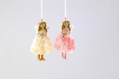 Elfe im Rosenkleid zum hinhängen in 2 Farben erhältlich. 
Maße: Höhe ca 10 cm + Hänger
Material: Polyresin, Stoff, Metall
Farben: rosa, apricot
Lieferumfang: 1 Elfe in der ausgesuchten Farbe