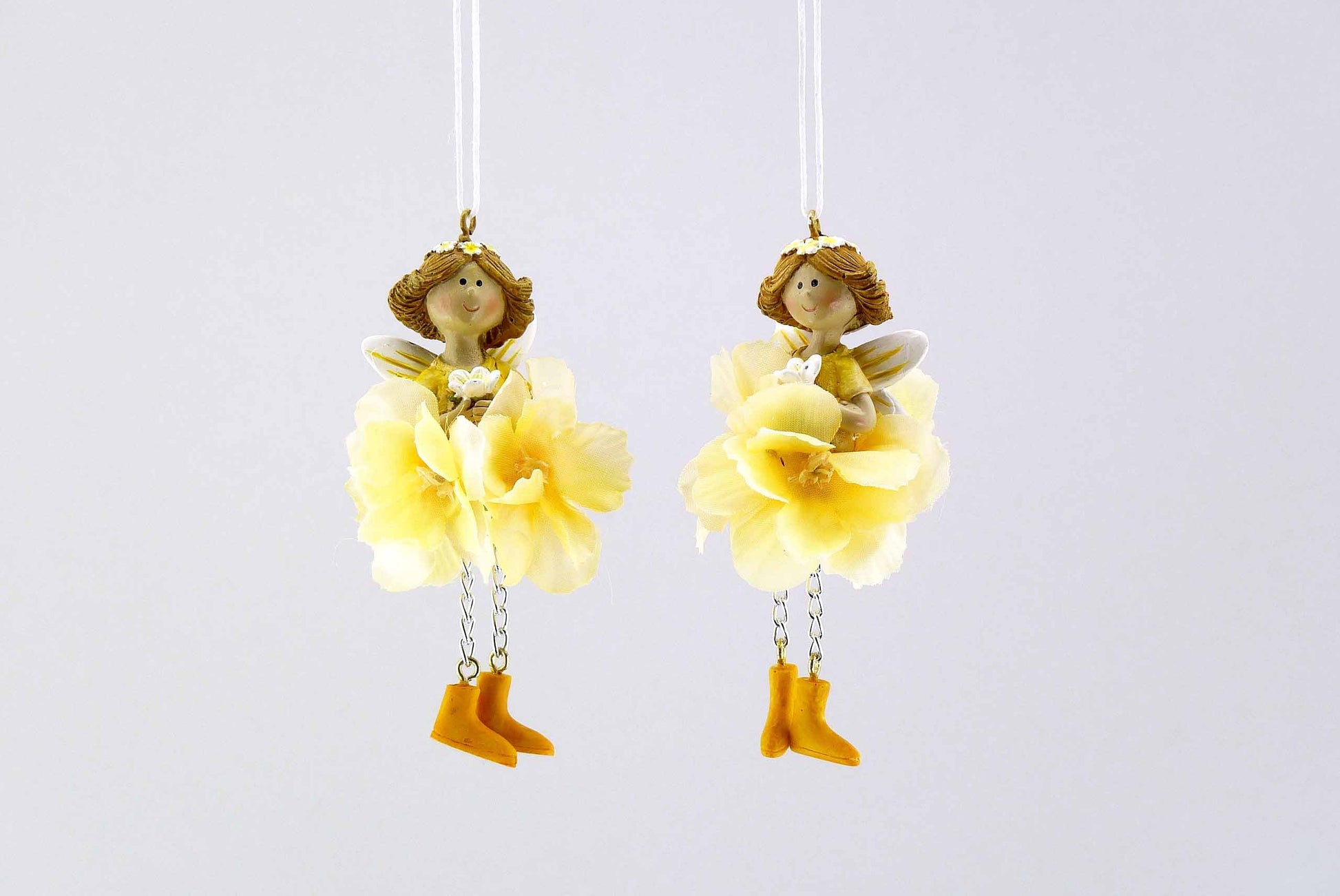 Elfe Seidenblume zum hinhängen in gelb - 
Maße: Höhe ca 9,5 cm + Hänger
Material: Polyresin, Kunststoff, Metall
Farben: gelb
Lieferumfang: 1 Elfe Seidenblume zum Hängen in gelb