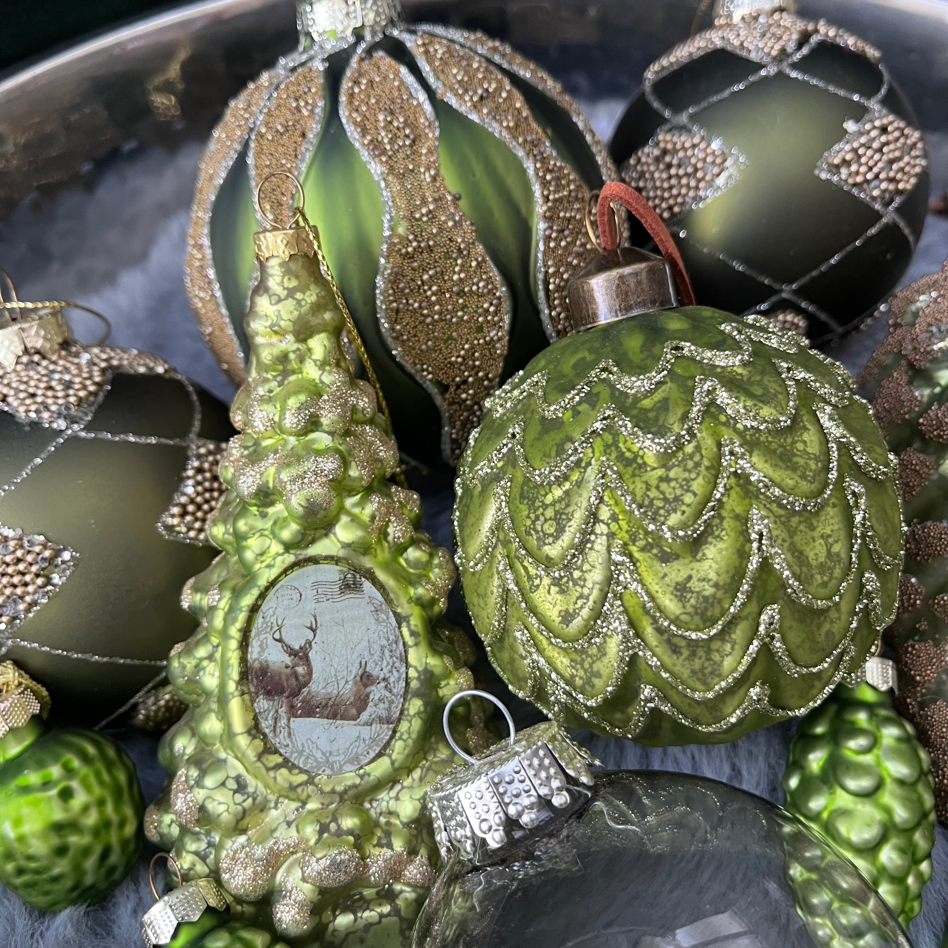 Dieses ausgewählte Set an Weihnachtskugeln ist ein wahres Unikat!
Es besteht aus 14&nbsp;funkelnden Glaskugeln. Die Besonderheit: In dieser Kombination ist es nur einmal erhältlich.
Der ursprüngliche Verkaufspreis im Ladengeschäft liegt bei 59,60€.
Maße: verschiedene Größen
Farben: verschiedene Grüntöne, Gold
Material: Glas
Lieferumfang: 14 Christbaumkugeln in verschiedenen Größen