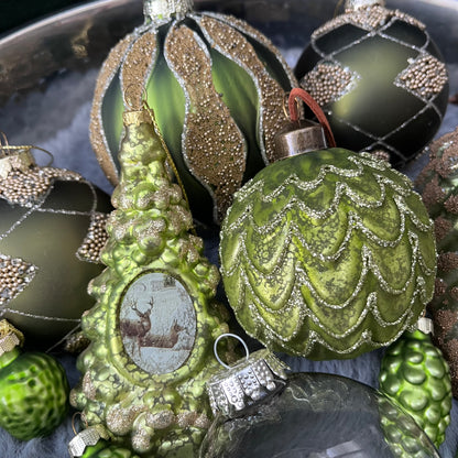 Dieses ausgewählte Set an Weihnachtskugeln ist ein wahres Unikat!
Es besteht aus 14&nbsp;funkelnden Glaskugeln. Die Besonderheit: In dieser Kombination ist es nur einmal erhältlich.
Der ursprüngliche Verkaufspreis im Ladengeschäft liegt bei 59,60€.
Maße: verschiedene Größen
Farben: verschiedene Grüntöne, Gold
Material: Glas
Lieferumfang: 14 Christbaumkugeln in verschiedenen Größen