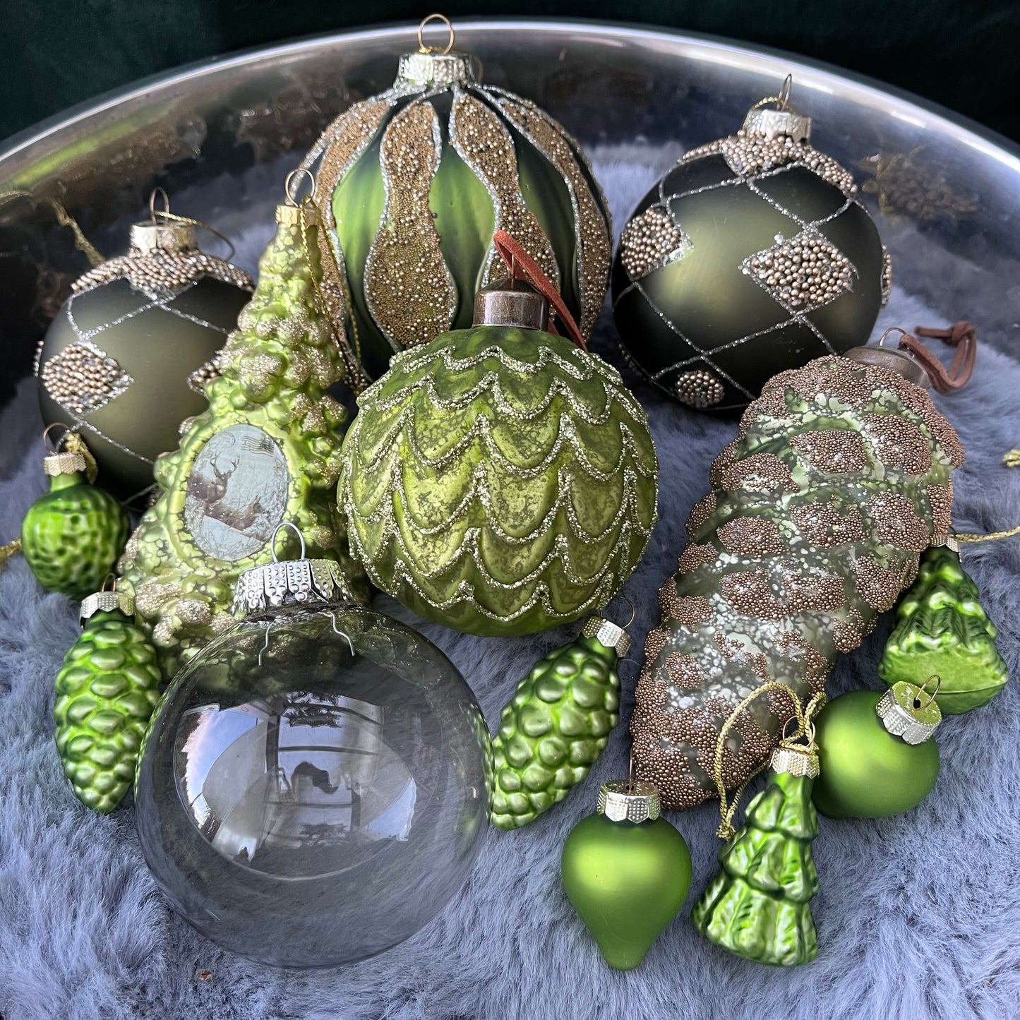 Dieses ausgewählte Set an Weihnachtskugeln ist ein wahres Unikat!
Es besteht aus 14&nbsp;funkelnden Glaskugeln. Die Besonderheit: In dieser Kombination ist es nur einmal erhältlich.
Der ursprüngliche Verkaufspreis im Ladengeschäft liegt bei 59,60€.
Maße: verschiedene Größen
Farben: verschiedene Grüntöne, Gold
Material: Glas
Lieferumfang: 14 Christbaumkugeln in verschiedenen Größen