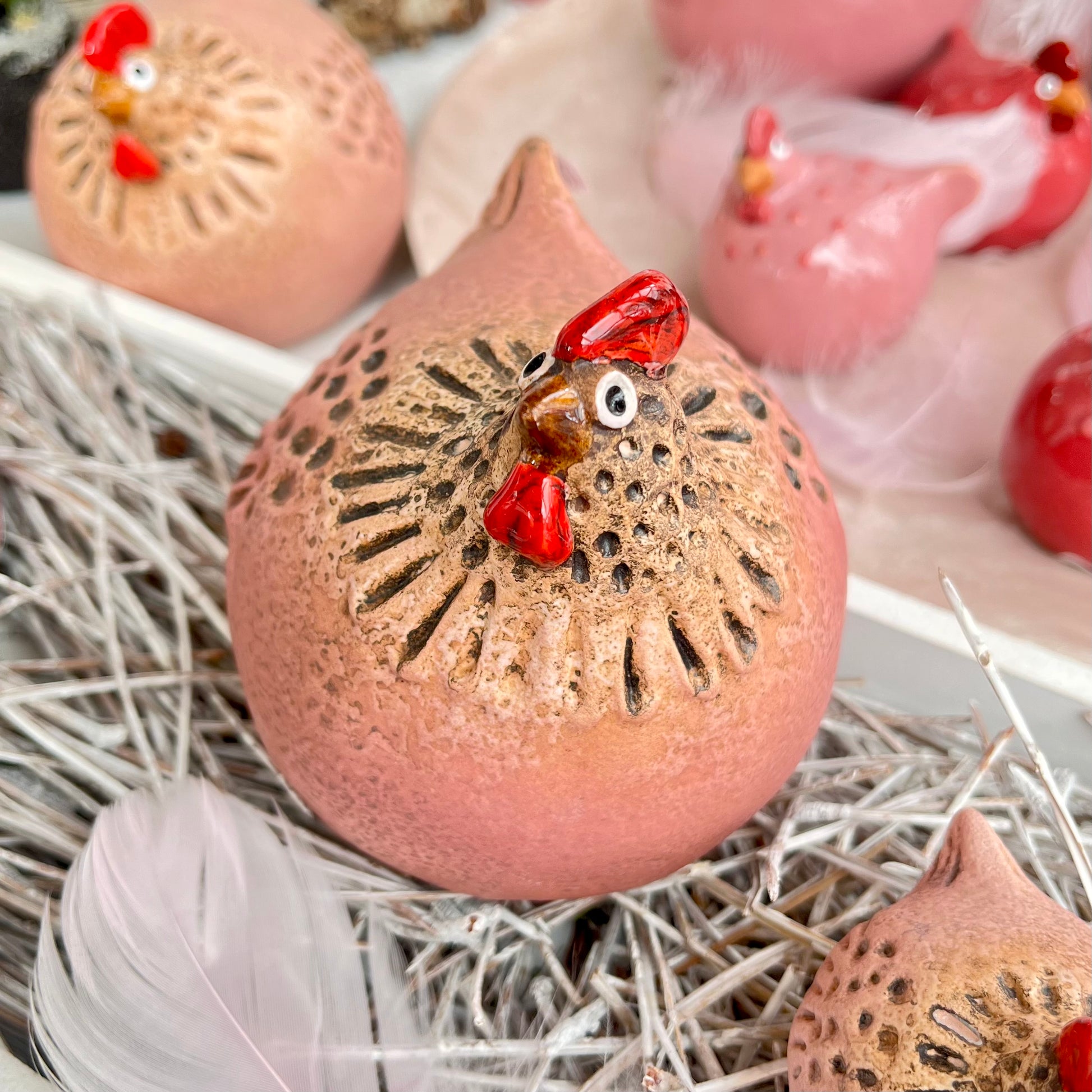 Die Hühner aus Steingut sind in 2 Größen erhältlich. Der Farbverlauf ist wechselnd zwischen Pink und Rosa. Sehr schöne Deko fürs ganze Jahr.
Maße: 
groß: ca. 11 x 11 x 10&nbsp; cm
klein: ca. 5 x 5 x 5 cm
Farben: pink, rosa, natur
Material: Steingut
Lieferumfang: 1 Huhn in der ausgesuchten Größe