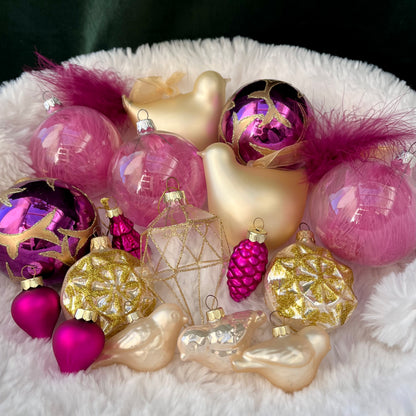 Dieses ausgewählte Set an Weihnachtskugeln ist ein wahres Unikat!
Es besteht aus 17 funkelnden Teilen in verschiedenen Formen und Variationen. Die Besonderheit: In dieser Kombination ist es nur einmal erhältlich. 
Der ursprüngliche Verkaufspreis im Ladengeschäft liegt bei 74,30€.
Maße: verschiedene Größen
Farben: Rosa, Pink, Gold, Creme
Material: Glas
Lieferumfang: 17 Christbaumkugeln in verschiedenen Größen
