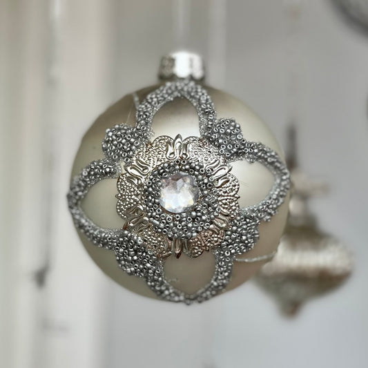 Kugel - mit Perlenrose - zum Hängen - Glas - silber-grau - ca. 10 cm