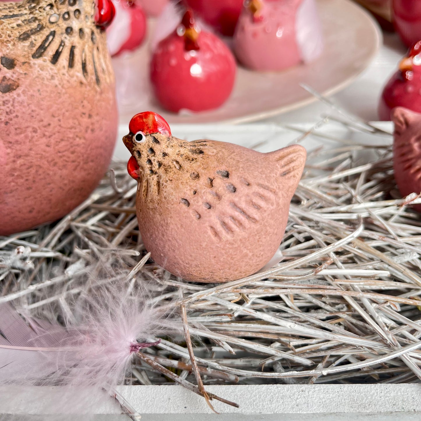 Die Hühner aus Steingut sind in 2 Größen erhältlich. Der Farbverlauf ist wechselnd zwischen Pink und Rosa. Sehr schöne Deko fürs ganze Jahr.
Maße: 
groß: ca. 11 x 11 x 10&nbsp; cm
klein: ca. 5 x 5 x 5 cm
Farben: pink, rosa, natur
Material: Steingut
Lieferumfang: 1 Huhn in der ausgesuchten Größe