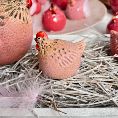 Die Hühner aus Steingut sind in 2 Größen erhältlich. Der Farbverlauf ist wechselnd zwischen Pink und Rosa. Sehr schöne Deko fürs ganze Jahr.
Maße: 
groß: ca. 11 x 11 x 10&nbsp; cm
klein: ca. 5 x 5 x 5 cm
Farben: pink, rosa, natur
Material: Steingut
Lieferumfang: 1 Huhn in der ausgesuchten Größe