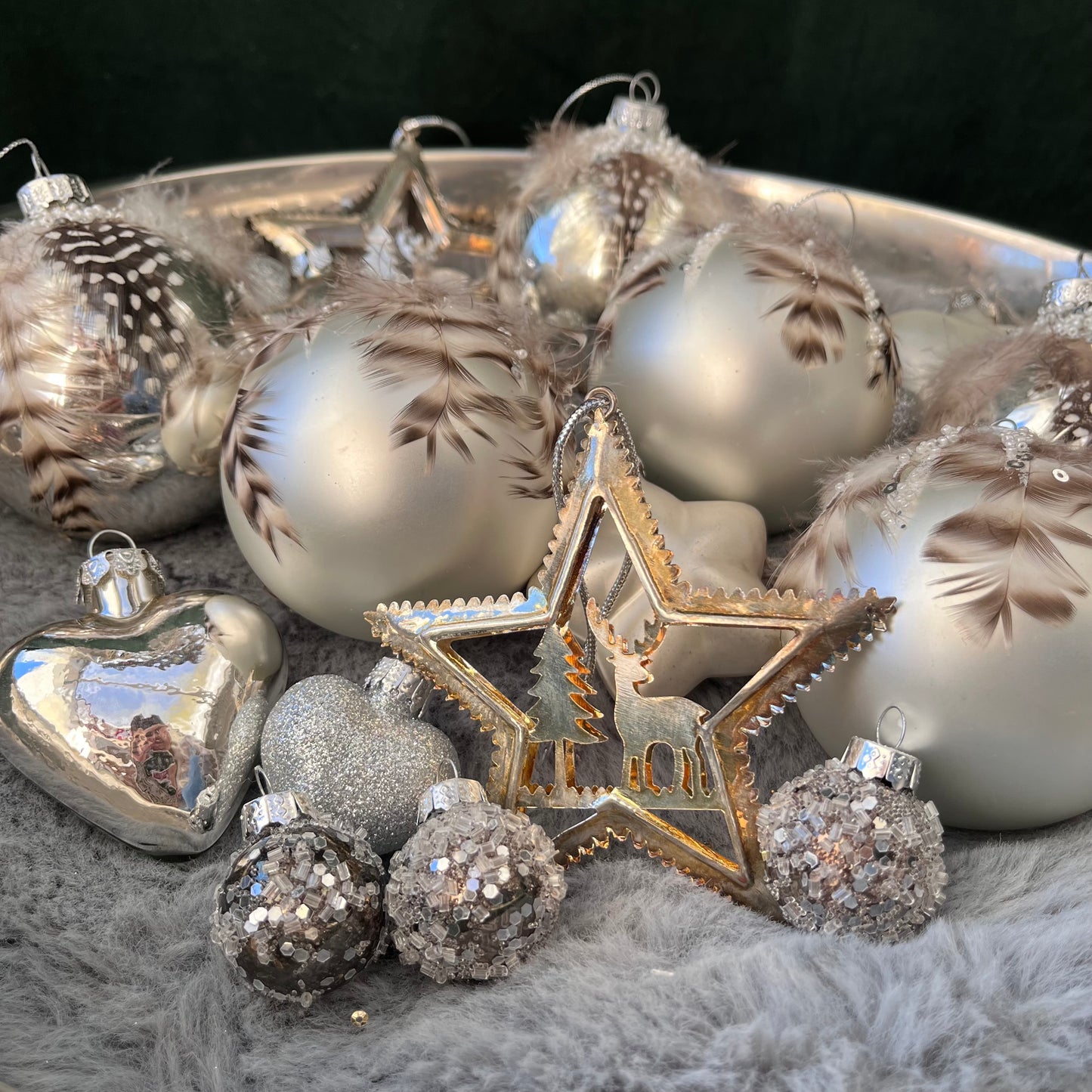 Dieses ausgewählte Set an Weihnachtskugeln ist ein wahres Unikat!
Es besteht aus 22 funkelnden Glaskugeln und 2 Metallsternen. Die Besonderheit: In dieser Kombination ist es nur einmal erhältlich.
Der ursprüngliche Verkaufspreis im Ladengeschäft liegt bei 77,80€.
Maße: verschiedene Größen
Farben: Silber, Creme, Braun
Material: Glas
Lieferumfang: 20 Christbaumkugeln in verschiedenen Größen u. 2 Metallsternen