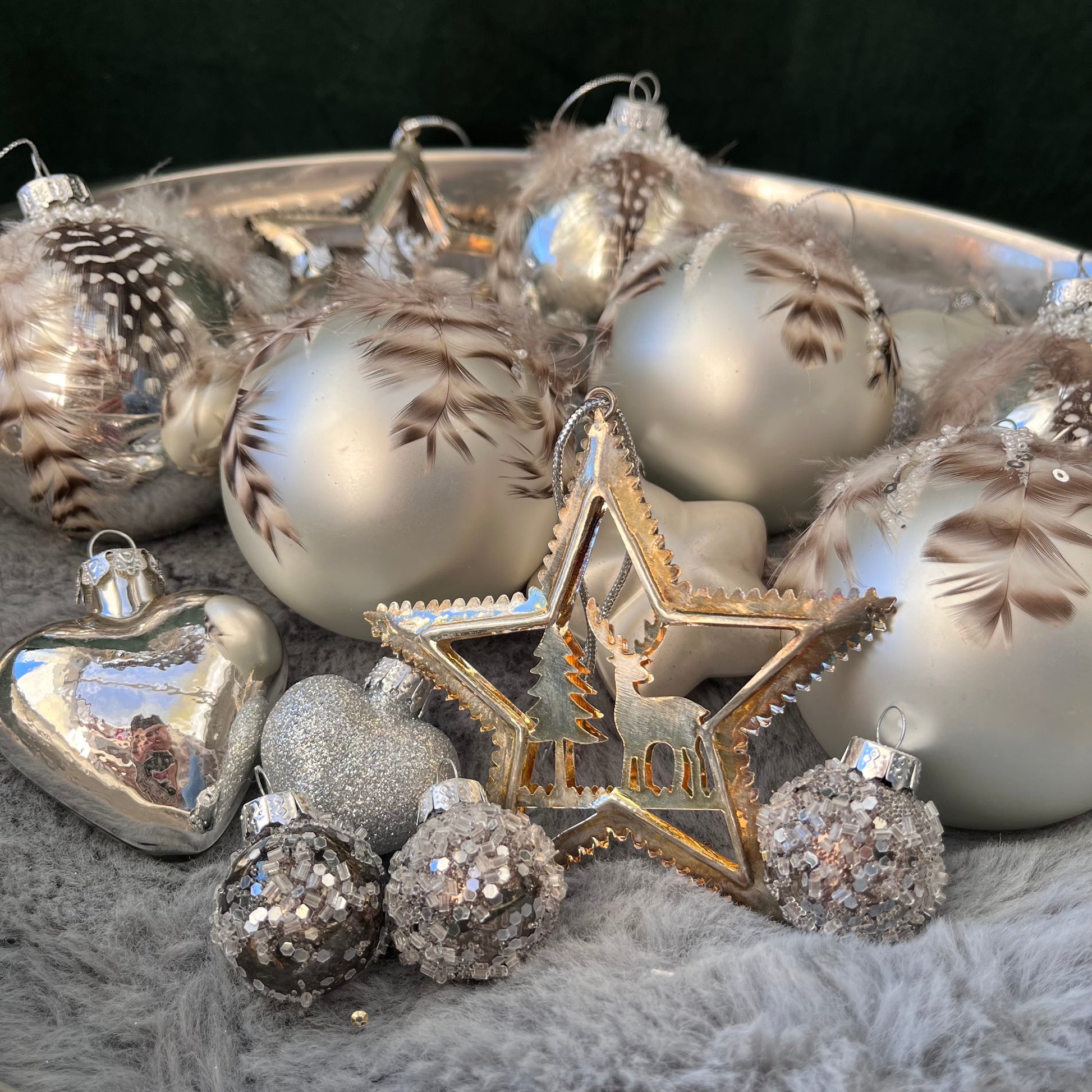 Dieses ausgewählte Set an Weihnachtskugeln ist ein wahres Unikat!
Es besteht aus 22 funkelnden Glaskugeln und 2 Metallsternen. Die Besonderheit: In dieser Kombination ist es nur einmal erhältlich.
Der ursprüngliche Verkaufspreis im Ladengeschäft liegt bei 77,80€.
Maße: verschiedene Größen
Farben: Silber, Creme, Braun
Material: Glas
Lieferumfang: 20 Christbaumkugeln in verschiedenen Größen u. 2 Metallsternen