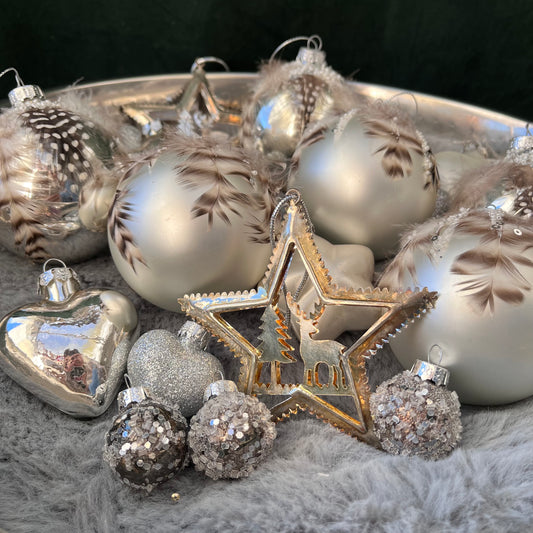Dieses ausgewählte Set an Weihnachtskugeln ist ein wahres Unikat!
Es besteht aus 22 funkelnden Glaskugeln und 2 Metallsternen. Die Besonderheit: In dieser Kombination ist es nur einmal erhältlich.
Der ursprüngliche Verkaufspreis im Ladengeschäft liegt bei 77,80€.
Maße: verschiedene Größen
Farben: Silber, Creme, Braun
Material: Glas
Lieferumfang: 20 Christbaumkugeln in verschiedenen Größen u. 2 Metallsternen