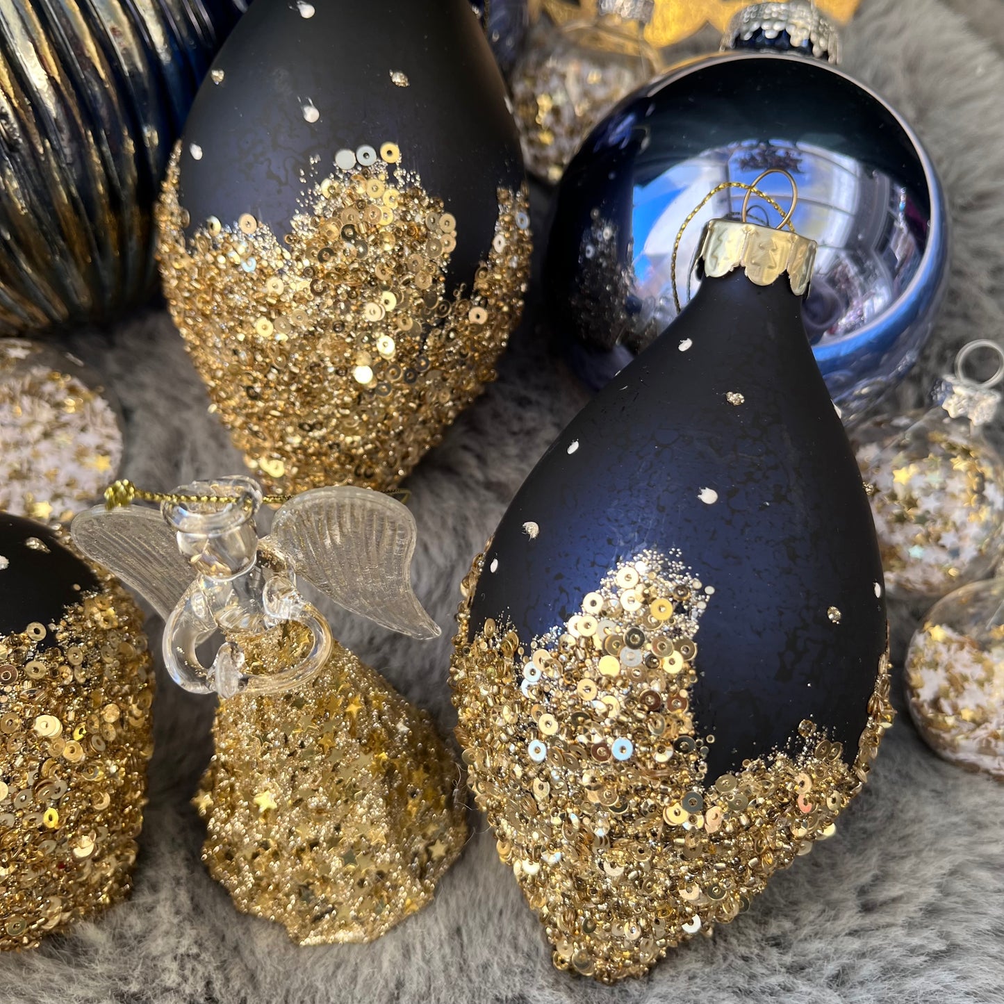 Dieses ausgewählte Set an Weihnachtskugeln ist ein wahres Unikat!
Es besteht aus 14 funkelnden Glaskugeln. Die Besonderheit: In dieser Kombination ist es nur einmal erhältlich.
Der ursprüngliche Verkaufspreis im Ladengeschäft liegt bei 75,50€.
Maße: verschiedene Größen
Farben: Gold, Blau
Material: Glas
Lieferumfang: 14 Christbaumkugeln in verschiedenen Größen