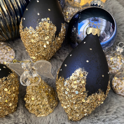 Dieses ausgewählte Set an Weihnachtskugeln ist ein wahres Unikat!
Es besteht aus 14 funkelnden Glaskugeln. Die Besonderheit: In dieser Kombination ist es nur einmal erhältlich.
Der ursprüngliche Verkaufspreis im Ladengeschäft liegt bei 75,50€.
Maße: verschiedene Größen
Farben: Gold, Blau
Material: Glas
Lieferumfang: 14 Christbaumkugeln in verschiedenen Größen