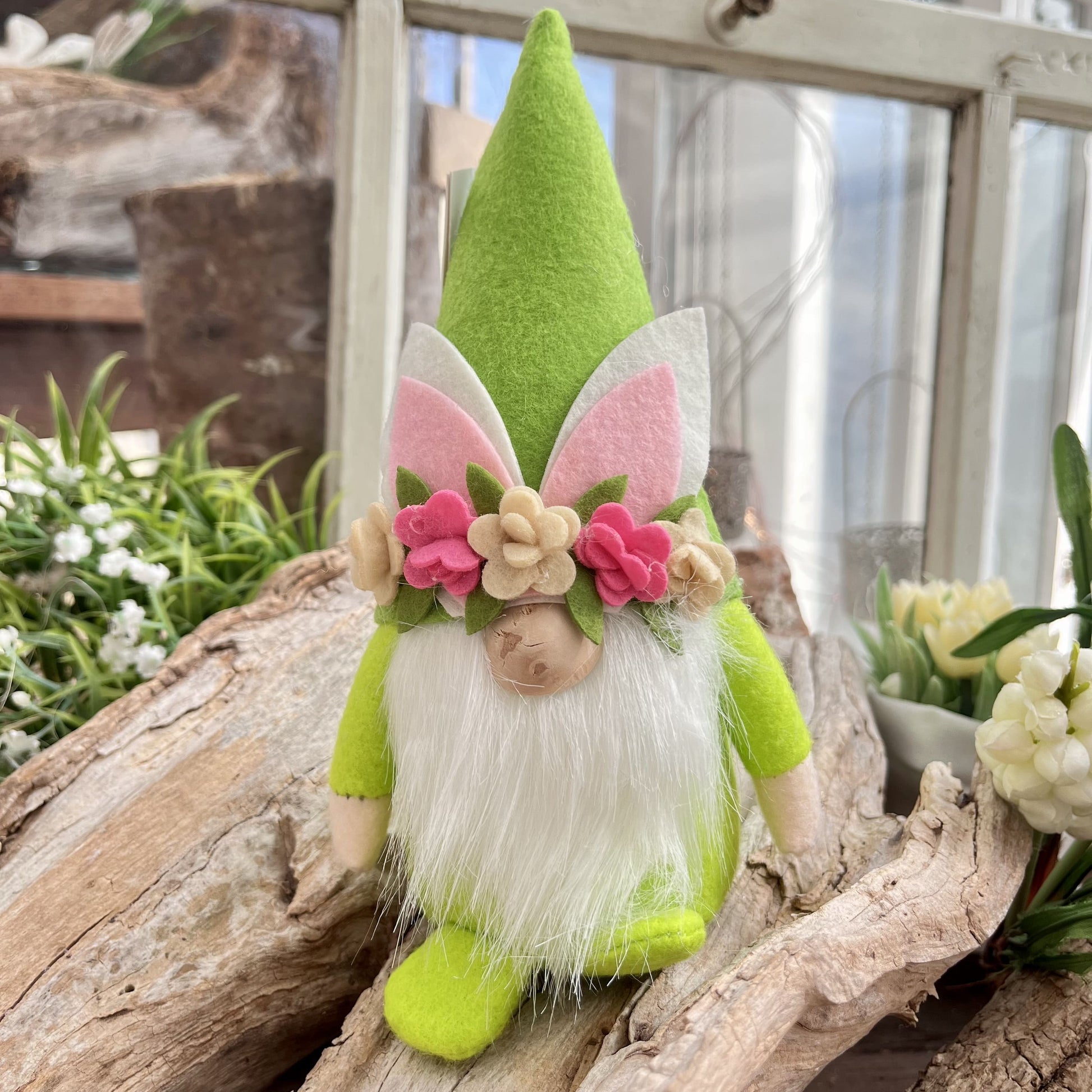 Wichtel Osterhase in 3 Farben erhältlich - In Kombination bilden die drei Wichtel das perfekte Trio zu Ostern. Höhe:20cm - Gewicht: 225 g - Applikationen: Filz Blumen, Hasenohren - Material: Filz, Holz, Stoff - Farben: grün, rosa, lila, weiß
