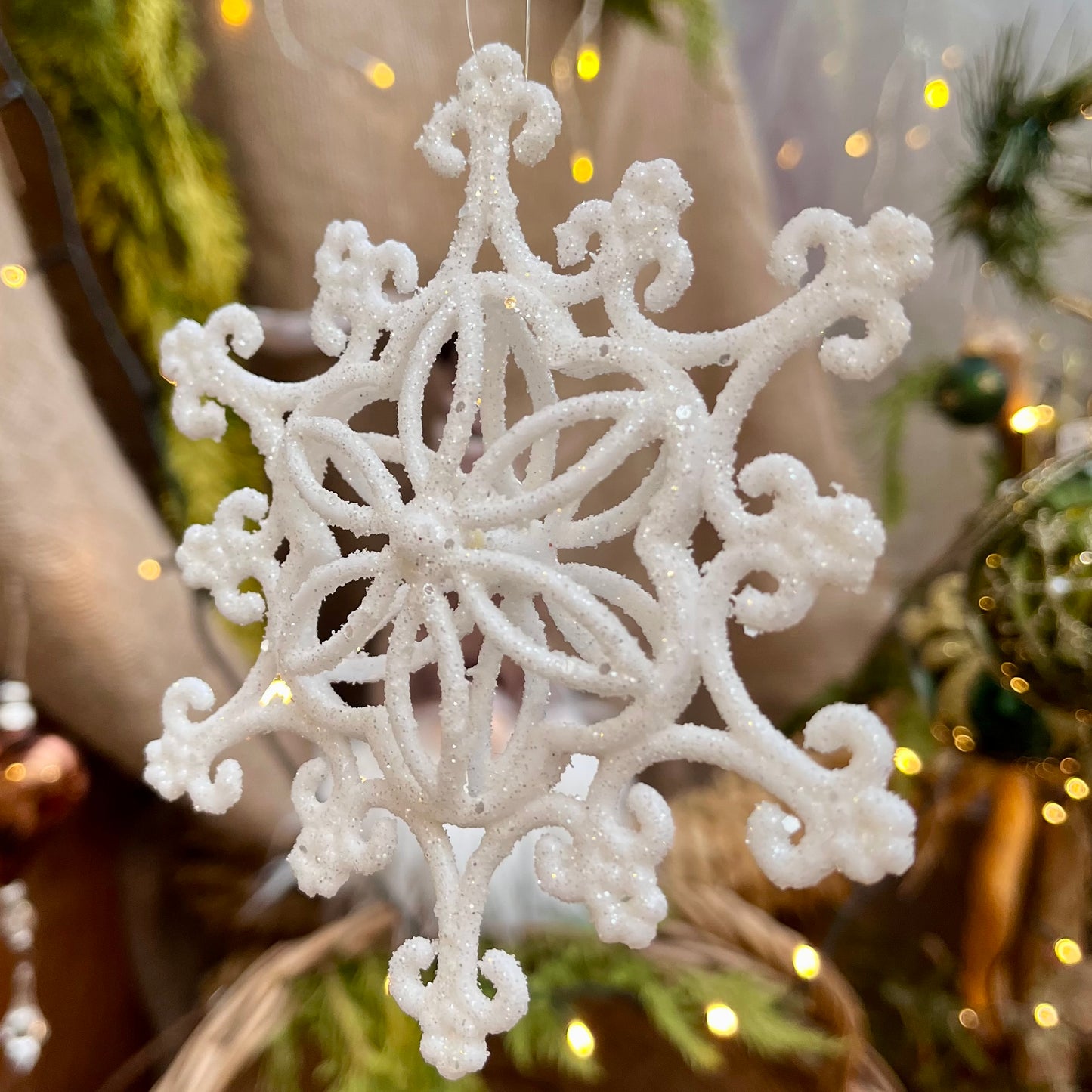 Schneeflocke zum Hängen in Weiß mit einem Durchmesser von 12,5 cm - Material Kunststoff