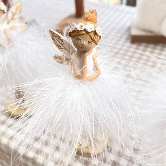 Elfe mit Federn - stehend - in weiß / gold und 2 Varianten erhältlich. Entweder mit der Hand unter dem Kinn, oder mit gefalteten Händen vor der Brust. 
Maße: Höhe ca. 12 cm 
Material: Polyresin, Federn 
Farben: rosa, apricot 
Lieferumfang: 1 Elfe in der ausgesuchten Variante
