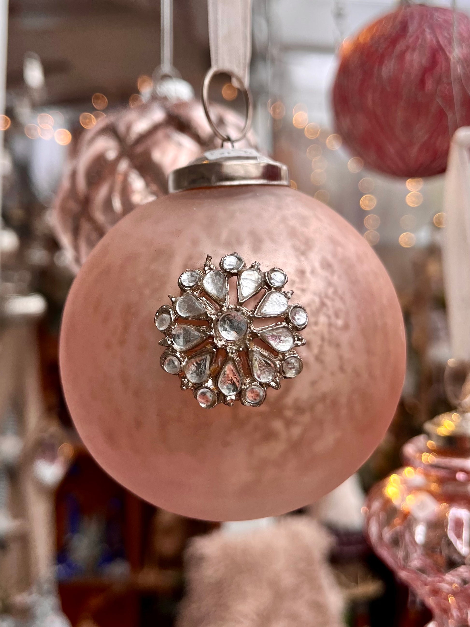 Diese tolle Kugel, mit einer aufgesetzten Blume aus Strass, ist ein echter Blickfang.
Maße: ca. D 8,0 cm
Material: Glas, Strass
Farben: verschiedene Rosatöne
Lieferumfang: 1 Kugel in der ausgesuchten Variante