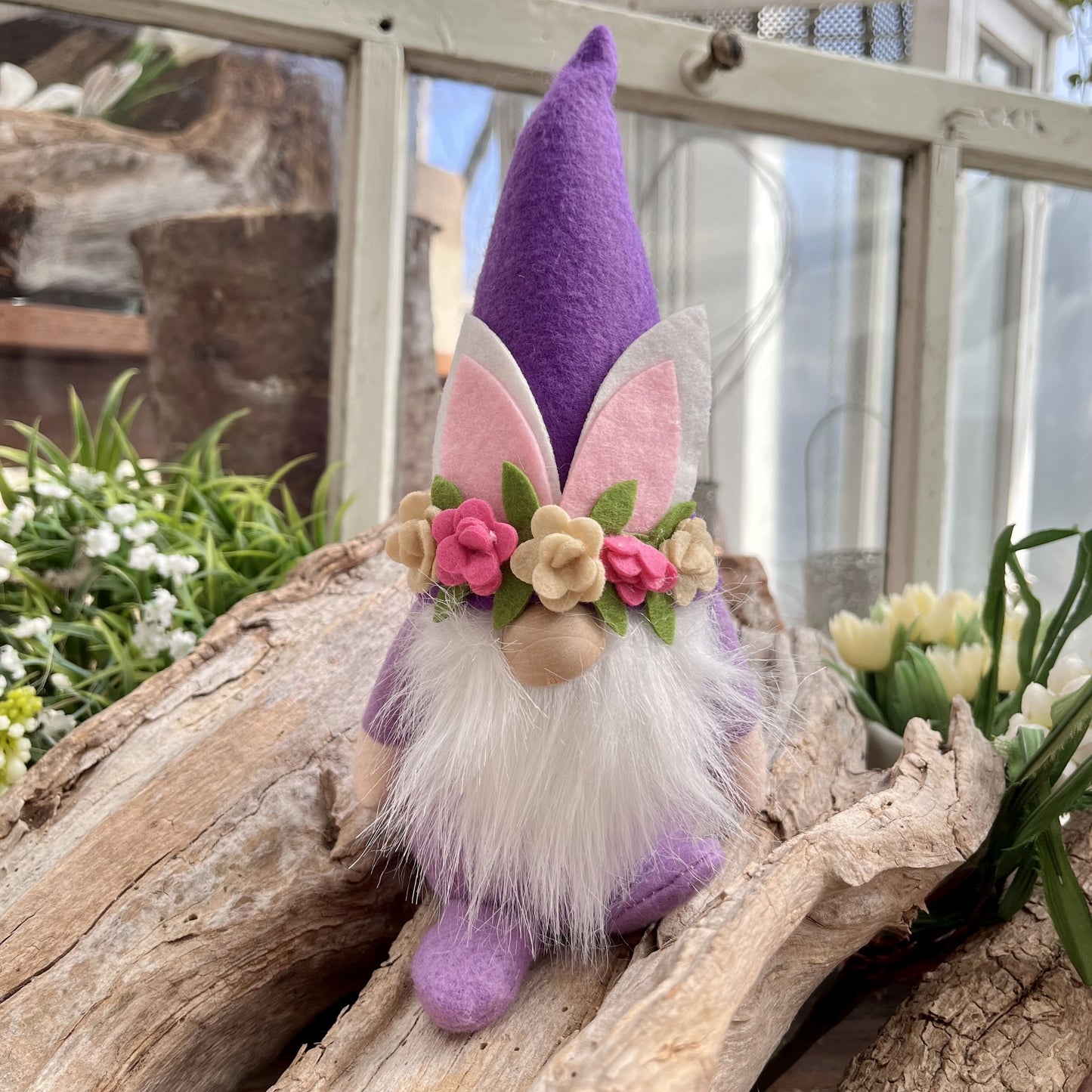 Wichtel Osterhase in 3 Farben erhältlich - In Kombination bilden die drei Wichtel das perfekte Trio zu Ostern. Höhe:20cm - Gewicht: 225 g - Applikationen: Filz Blumen, Hasenohren - Material: Filz, Holz, Stoff - Farben: grün, rosa, lila, weiß